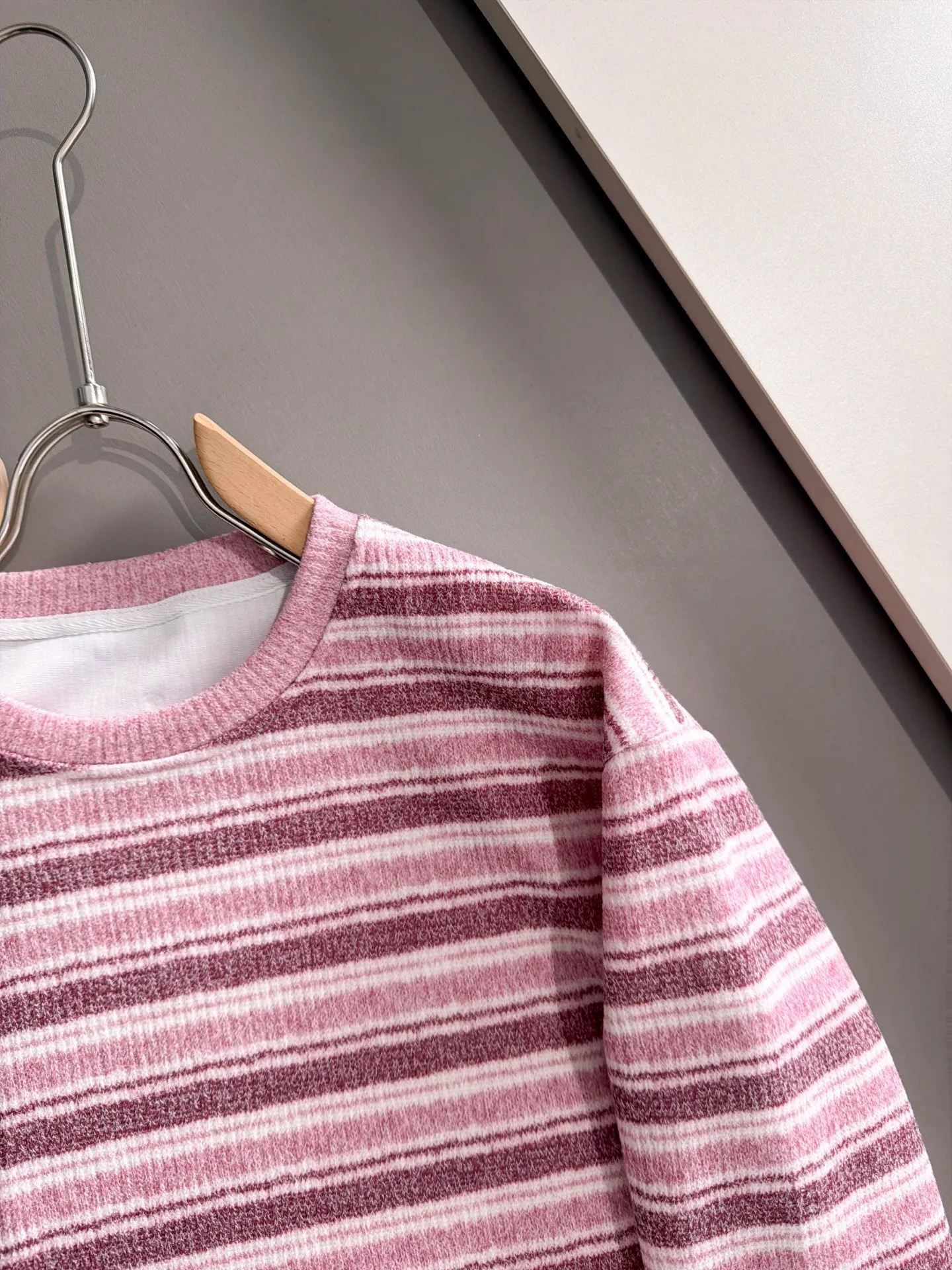 Exclusive launch in Paris of 2026 autumn and winter New Arrival sweatshirts for men and women. Many stars have the same style. Craftsmanship that cannot be replicated by ordinary small workshops. We are not afraid of any challenges in terms of materials, detail restoration and craftsmanship, just to provide you with wonderful products. Compare the top Original versions at will. No expense is spared just to make it better. Unique imported fabric feel. Purely imported German machine production. Precision operation. Thousands of needles density. Complete set of New Arrival accessories with three standards. Versatile fashionable upper body. A perfect choice for autumn and winter. A must-have item. Sizes: M-3XL (please state your height and weight when placing an order)